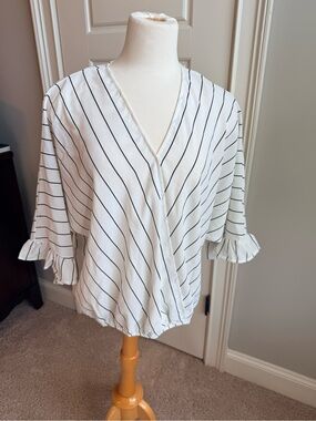 NWT Andree by Unit White & Black Pinstripe Ruffle Sleeve Top Size Small